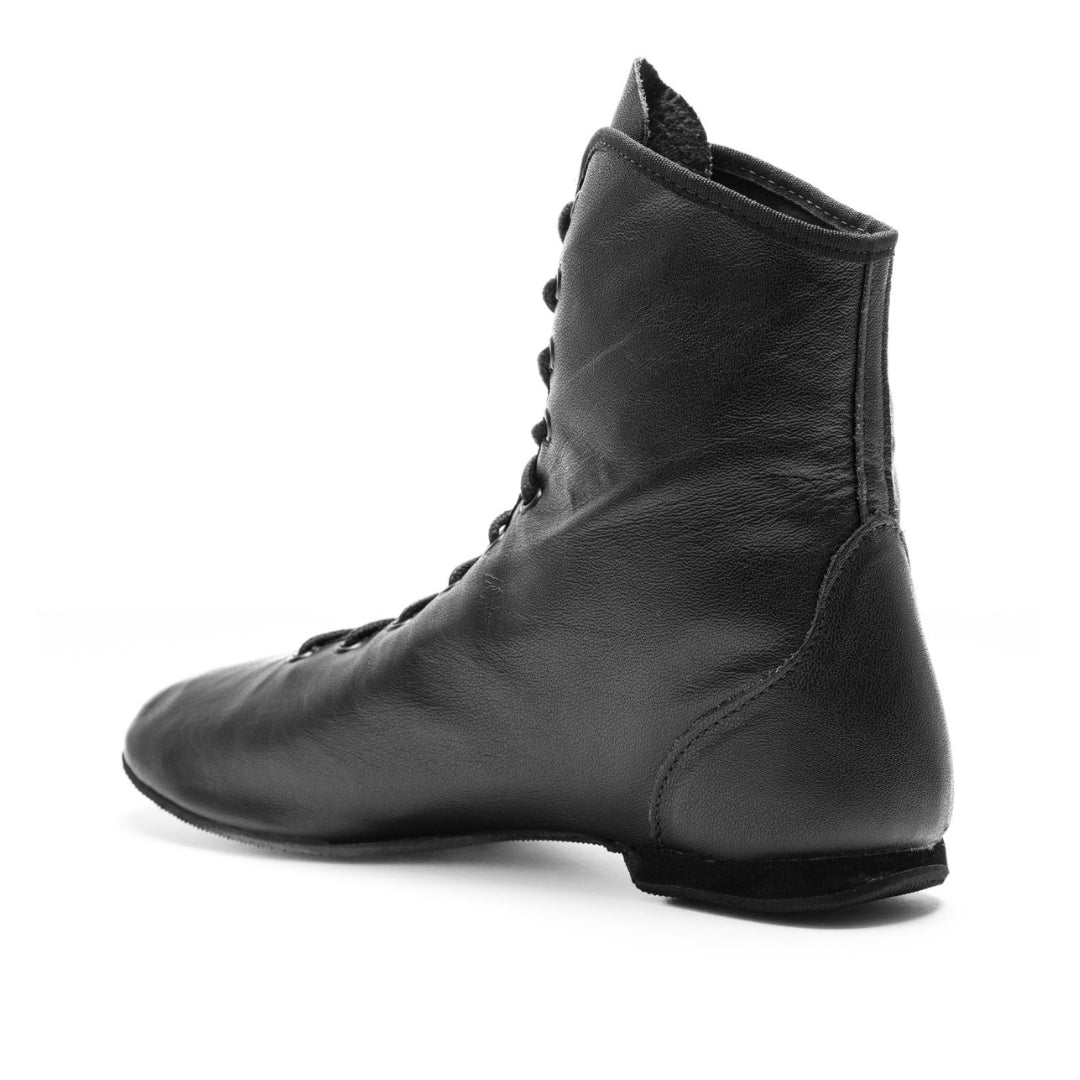 Schwarzer 4120 HIT I Gardestiefel-Stiefelette von Rumpf von hinten betrachtet, mit hervorgehobenen Schnürsenkeln und flacher Sohle.